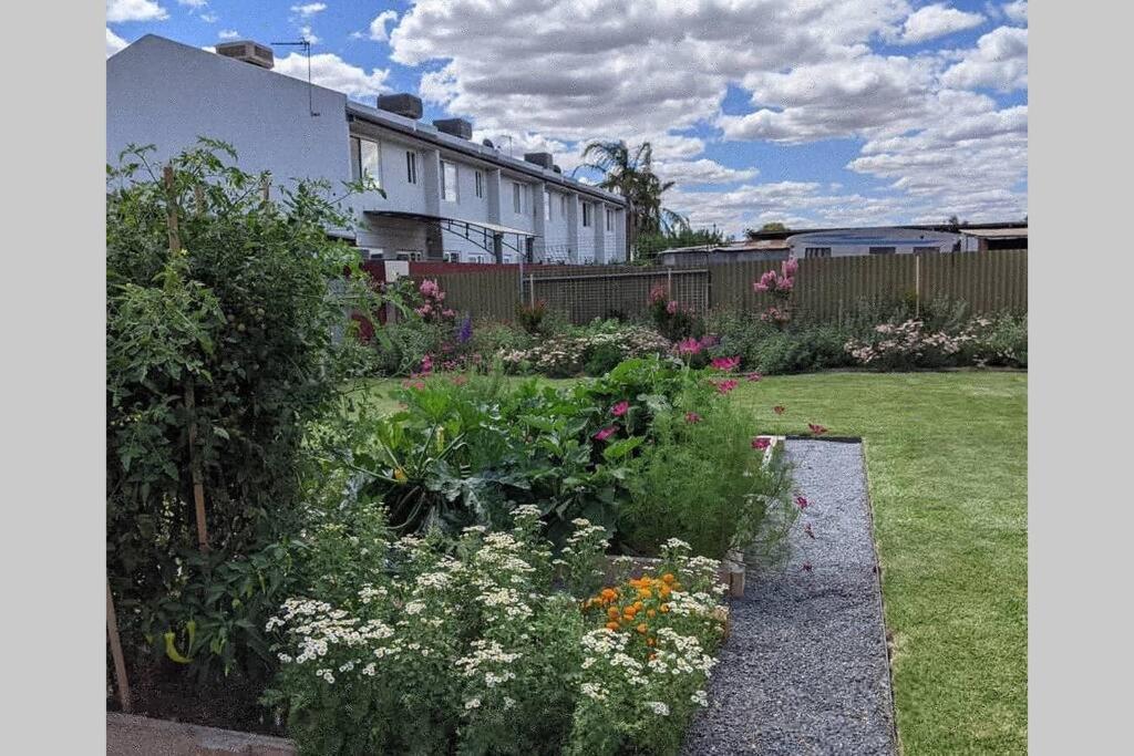 Cute Cottage Walking Distance To Cbd Wagga Wagga Exterior photo